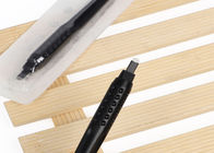Microblading手を包むまめは黒い半永久的な入れ墨のペンに用具を使います
