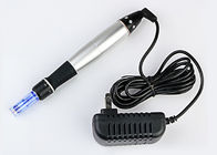 黒く、銀製のPen Auto Microneedle System先生機械電気振動のペン